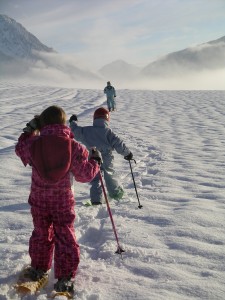 Trois enfants dans la neige